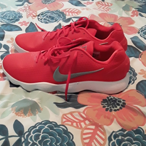 Mens Red Lowtop Nike Hyperdunk Basketball Shoes - Picture 2 of 3